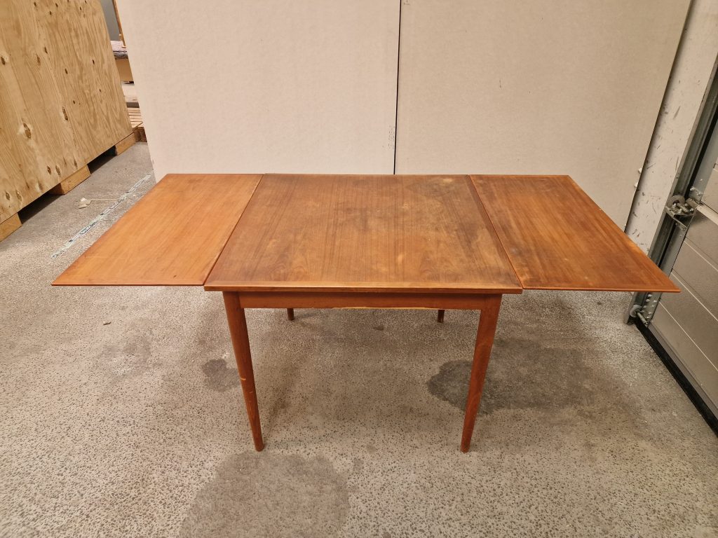 Kvadratisk spisebord i teak med hollandsk udtræk