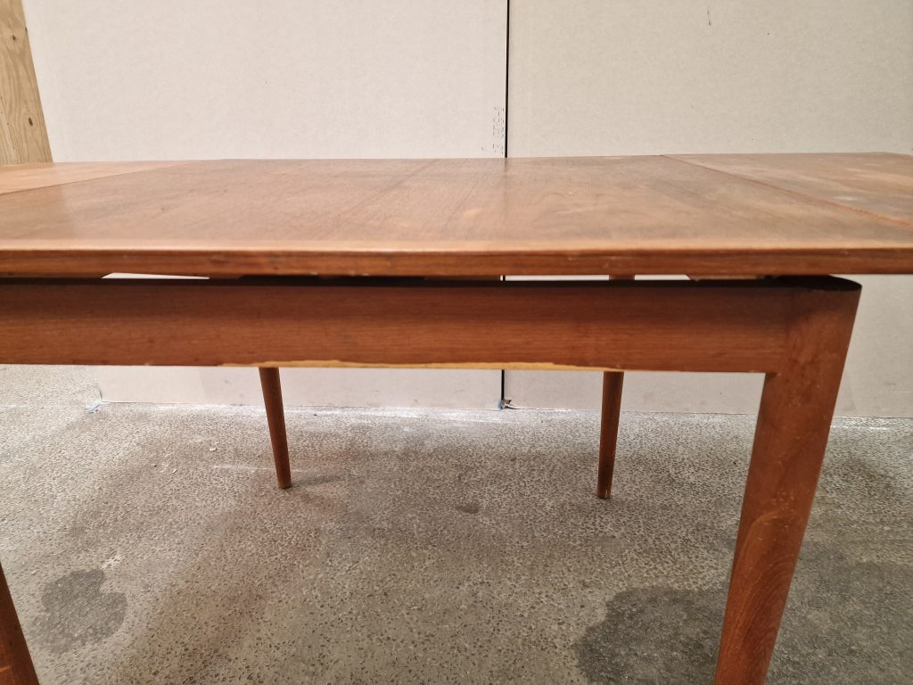 Kvadratisk spisebord i teak med hollandsk udtræk