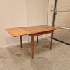 Kvadratisk spisebord i teak med hollandsk udtræk