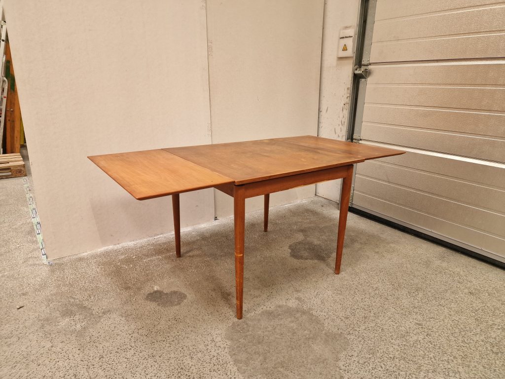 Kvadratisk spisebord i teak med hollandsk udtræk