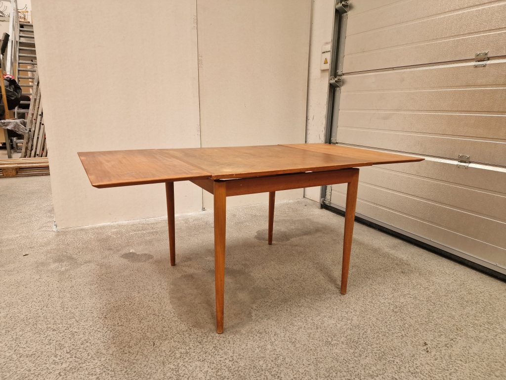 Kvadratisk spisebord i teak med hollandsk udtræk