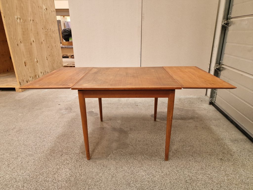 Kvadratisk spisebord i teak med hollandsk udtræk