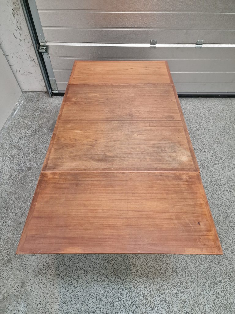 Kvadratisk spisebord i teak med hollandsk udtræk