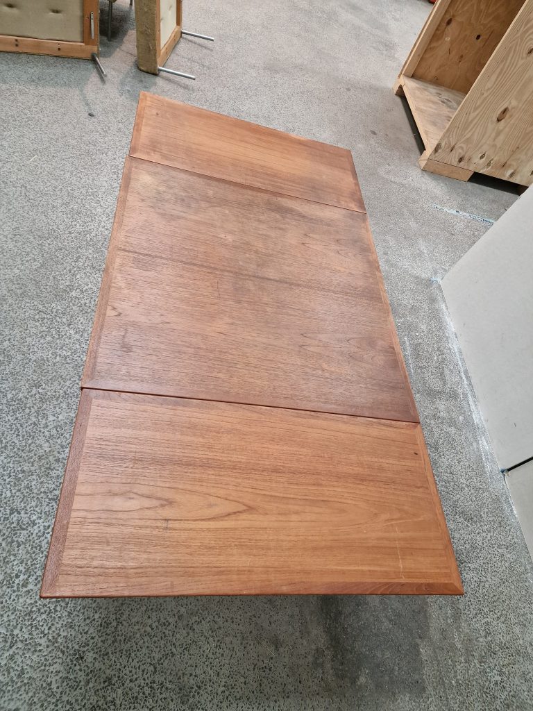 Kvadratisk spisebord i teak med hollandsk udtræk