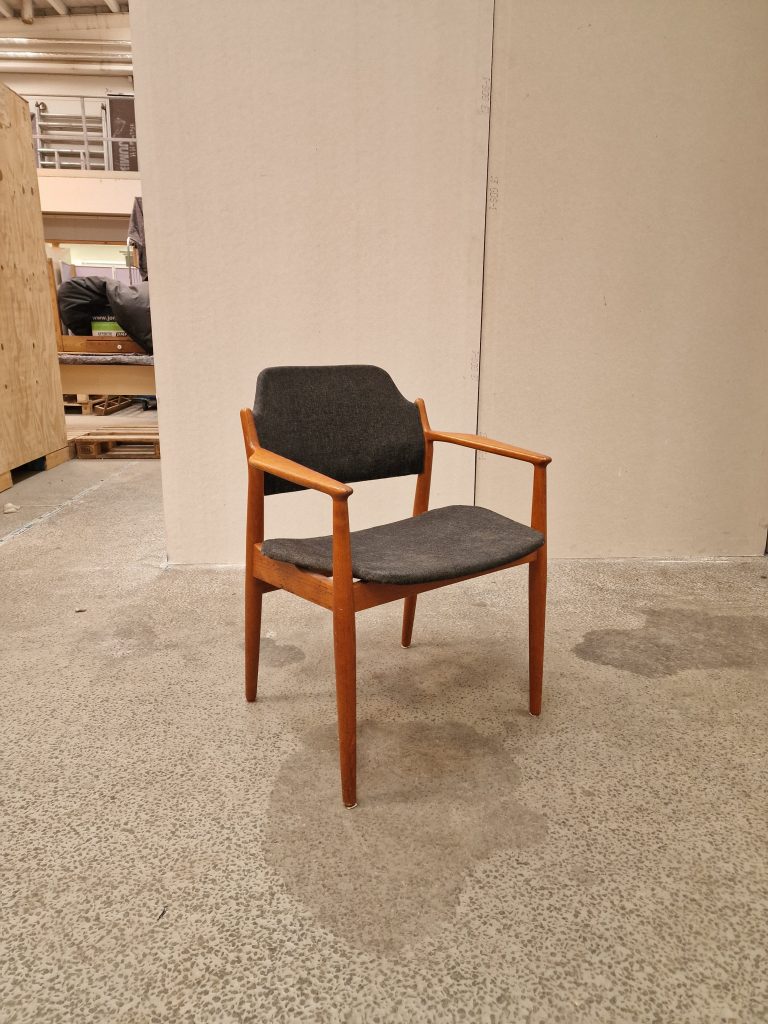 Armstol i massiv teak, Arne Vodder model 62A