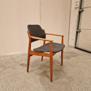 Armstol i massiv teak, Arne Vodder model 62A