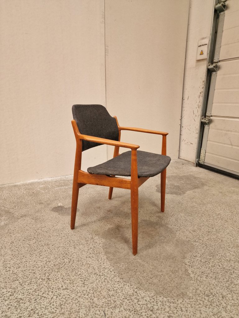 Armstol i massiv teak, Arne Vodder model 62A