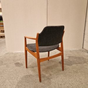 Armstol i massiv teak, Arne Vodder model 62A