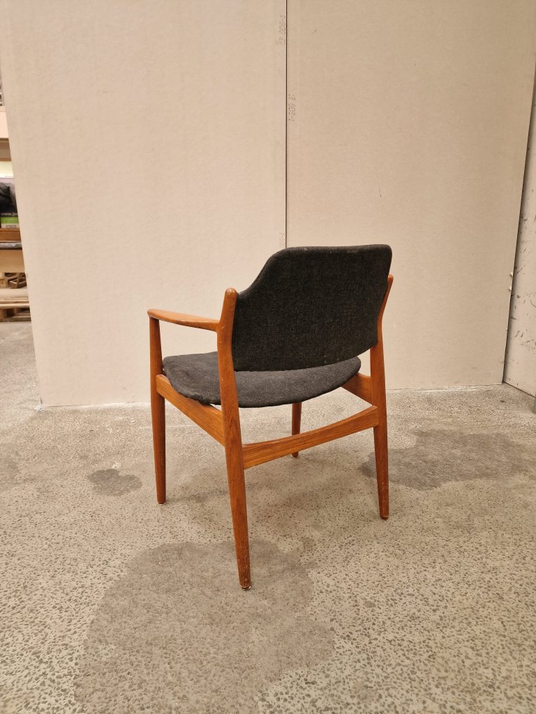 Armstol i massiv teak, Arne Vodder model 62A