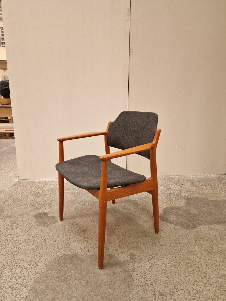 Armstol i massiv teak, Arne Vodder model 62A