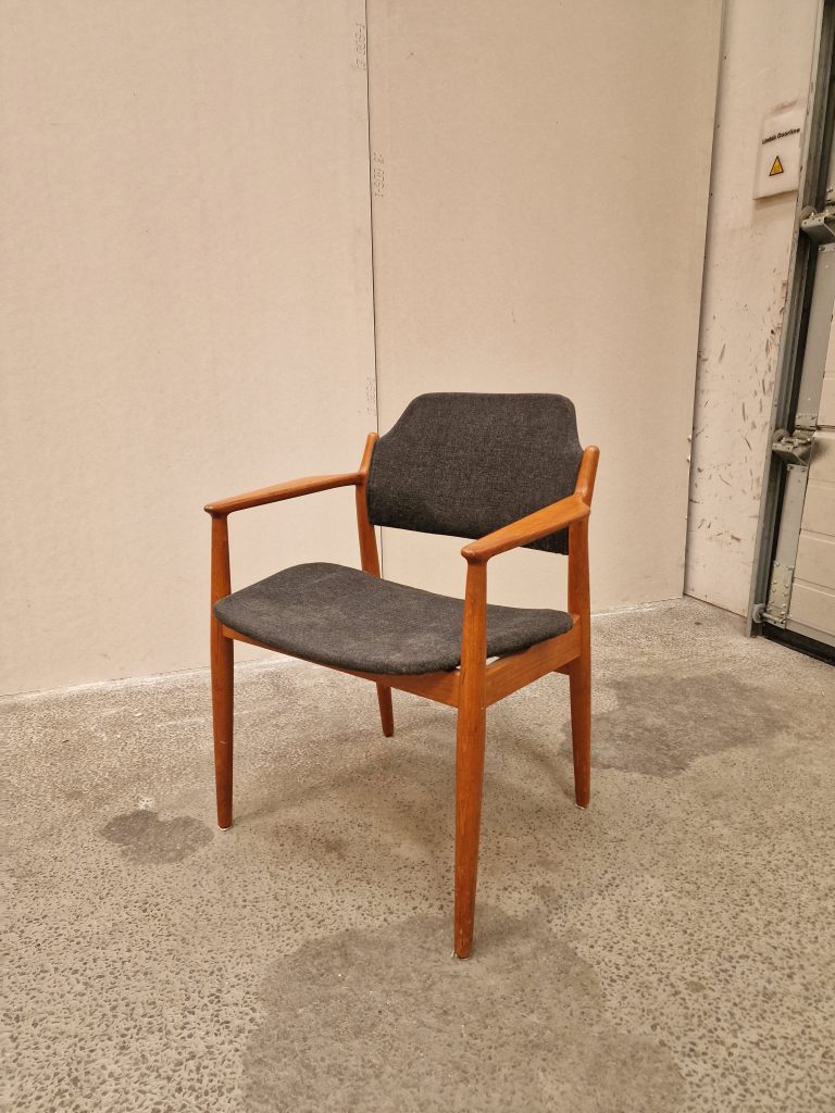 Armstol i massiv teak, Arne Vodder model 62A