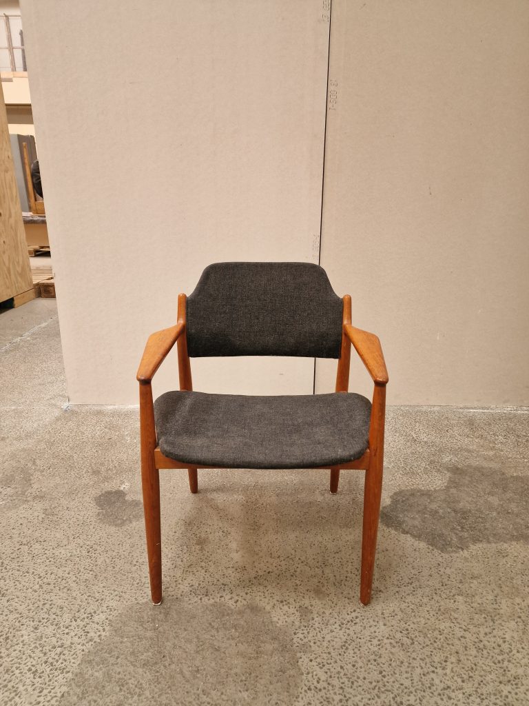 Armstol i massiv teak, Arne Vodder model 62A