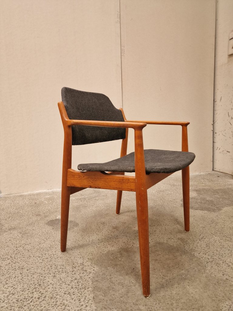 Armstol i massiv teak, Arne Vodder model 62A