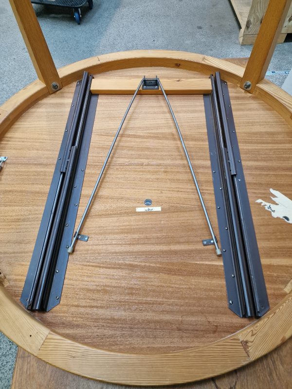 Rundt spisebord med tillægsplade, egetræ, Severin Hansen model 42, Haslev Møbelfabrik