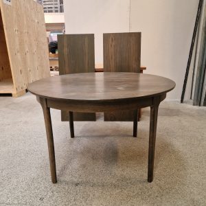 Rundt spisebord med tillægsplader i bejdset egetræ Ø120