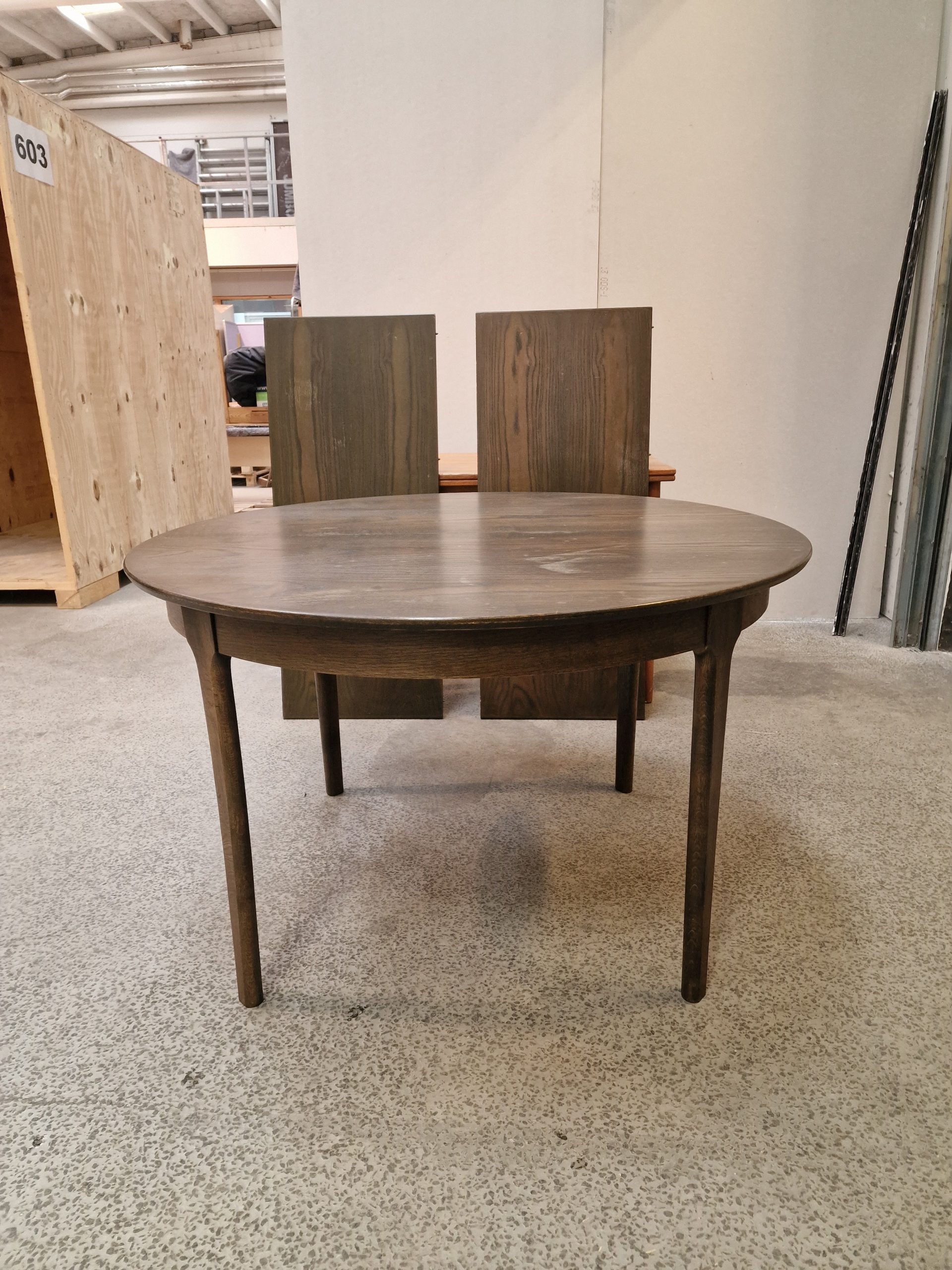 Rundt spisebord med tillægsplader i bejdset egetræ Ø120