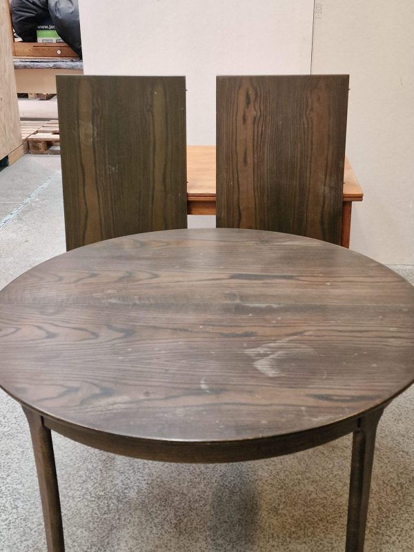 Rundt spisebord med tillægsplader i bejdset egetræ Ø120