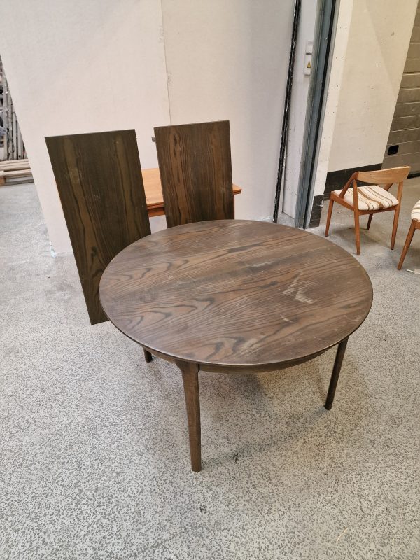 Rundt spisebord med tillægsplader i bejdset egetræ Ø120