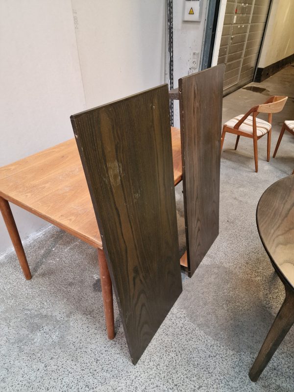 Rundt spisebord med tillægsplader i bejdset egetræ Ø120