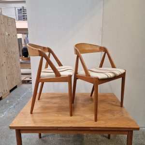To spisestole i teak, Kai Kristiansen model 31, til ompolstring