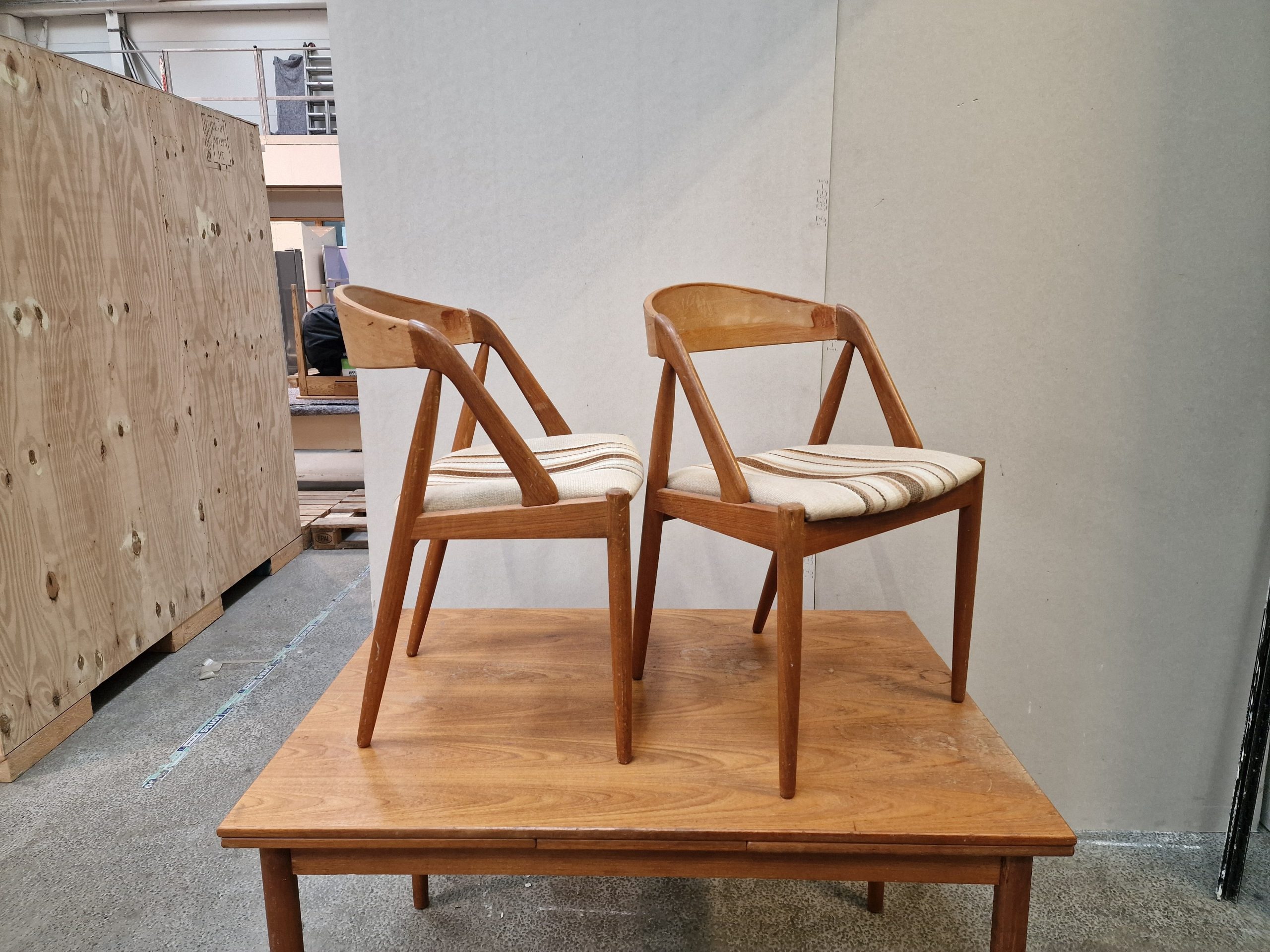 To spisestole i teak, Kai Kristiansen model 31, til ompolstring