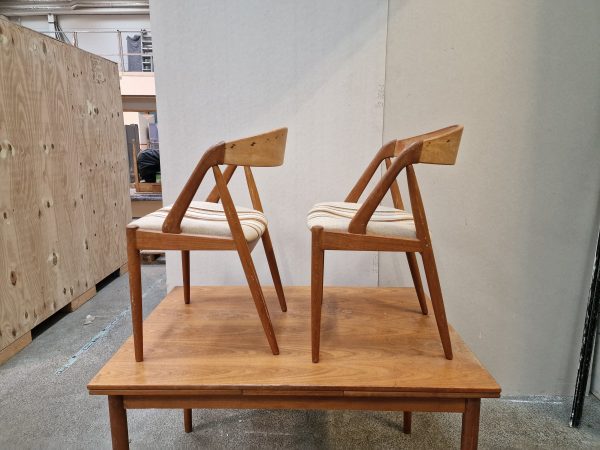 To spisestole i teak, Kai Kristiansen model 31, til ompolstring