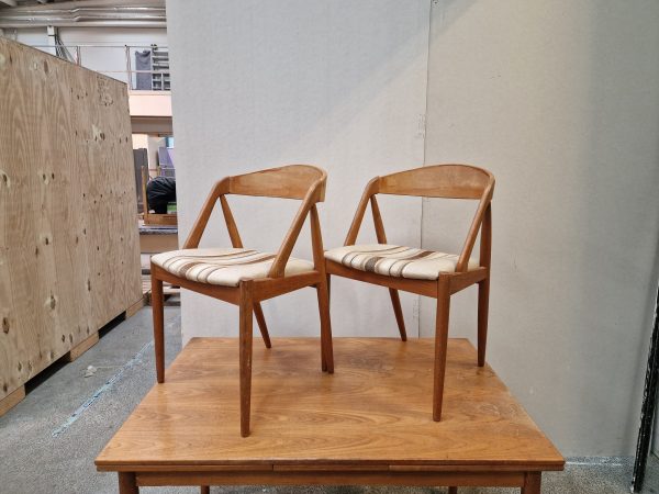 To spisestole i teak, Kai Kristiansen model 31, til ompolstring