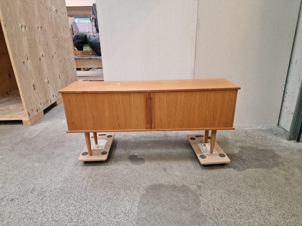 Lav skænk af teaktræ med jalousilåger