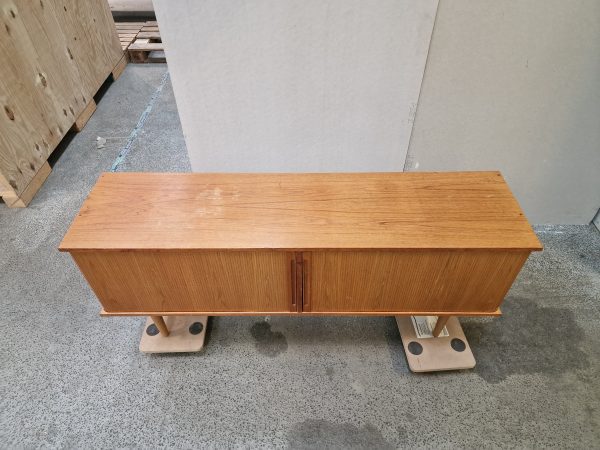 Lav skænk af teaktræ med jalousilåger