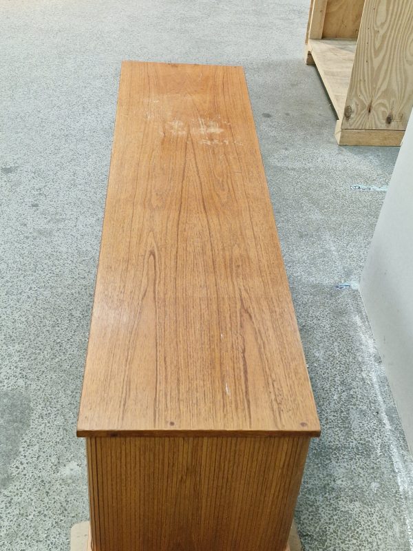 Lav skænk af teaktræ med jalousilåger