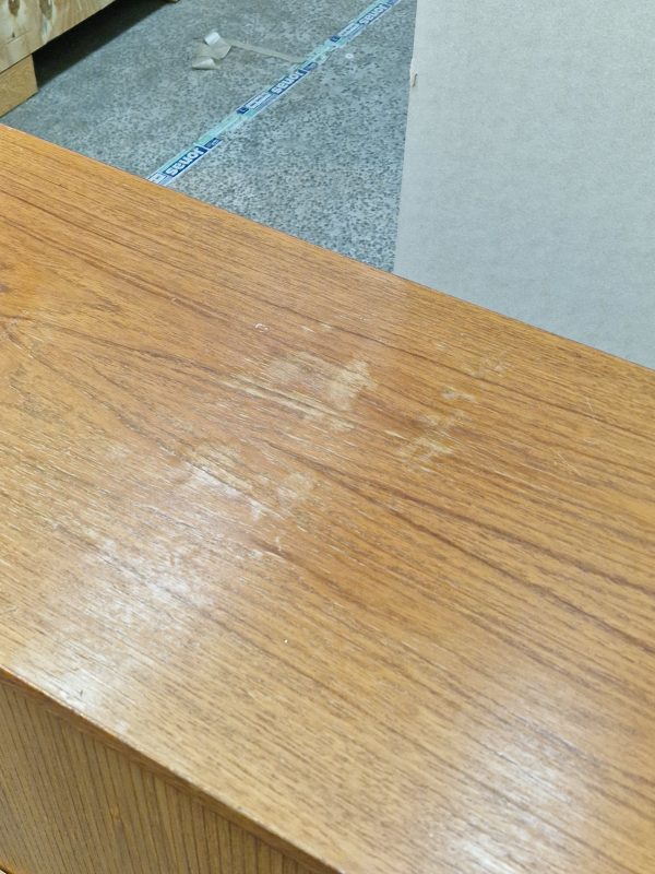 Lav skænk af teaktræ med jalousilåger