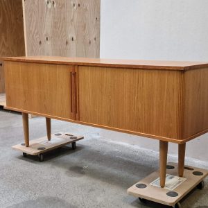 Lav skænk af teaktræ med jalousilåger