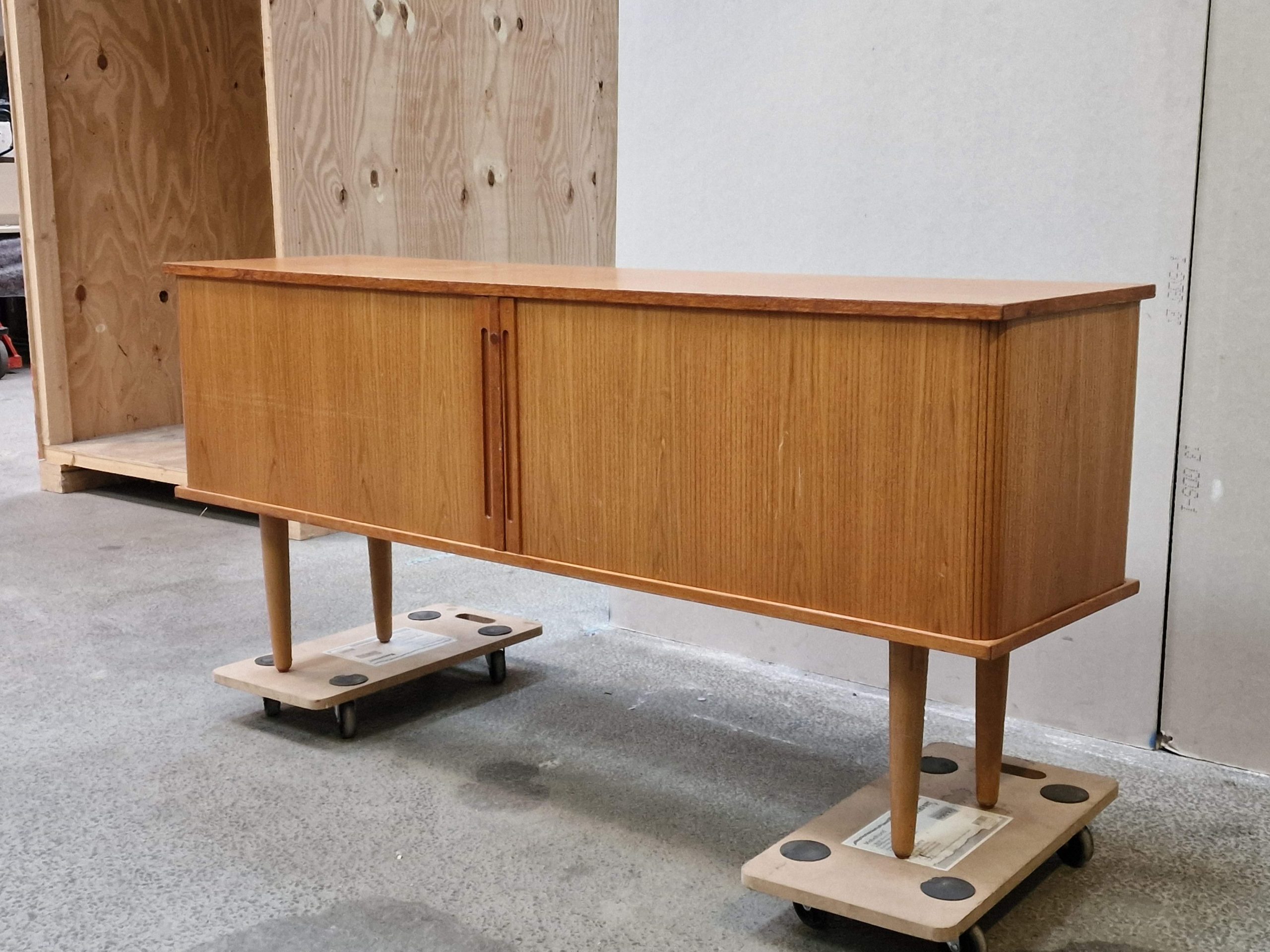 Lav skænk af teaktræ med jalousilåger