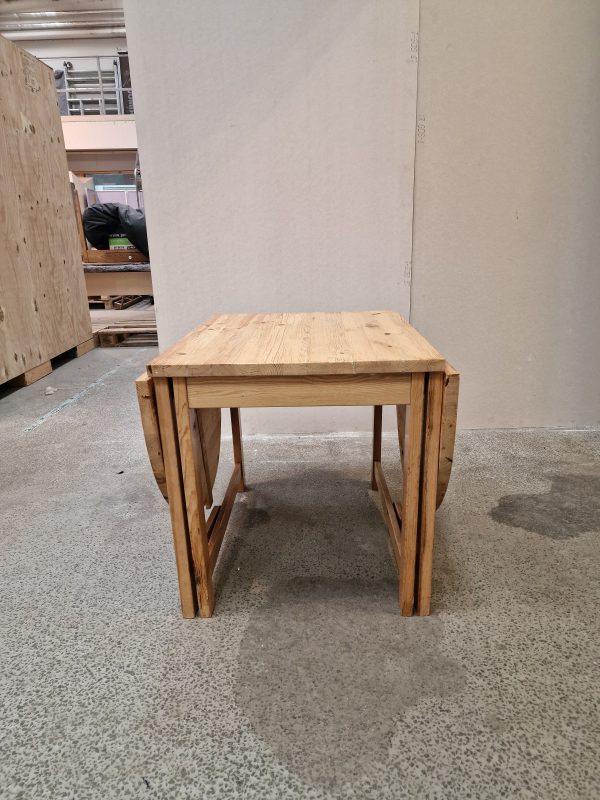 Spisebord i fyrretræ med gateleg