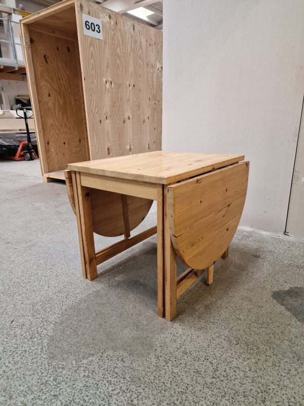 Spisebord i fyrretræ med gateleg