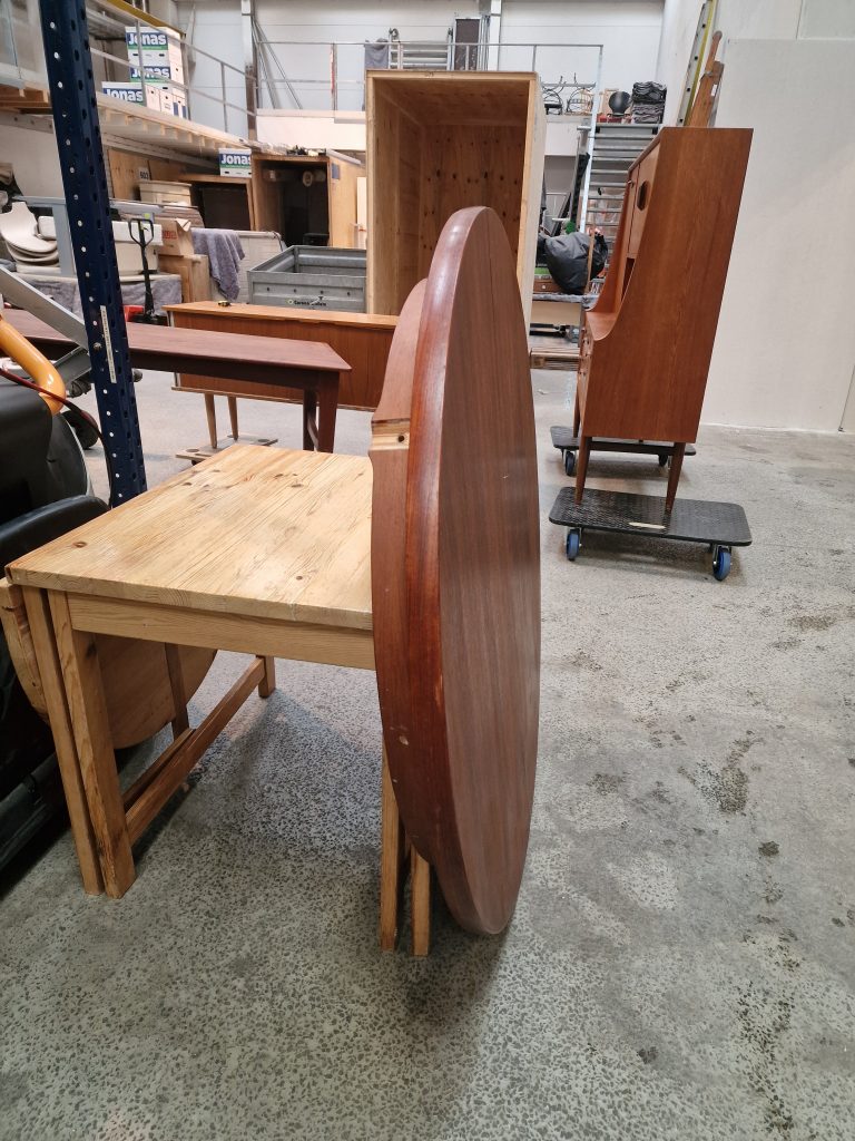 Rundt spisebord med to tillægsplader, Ø120, teak