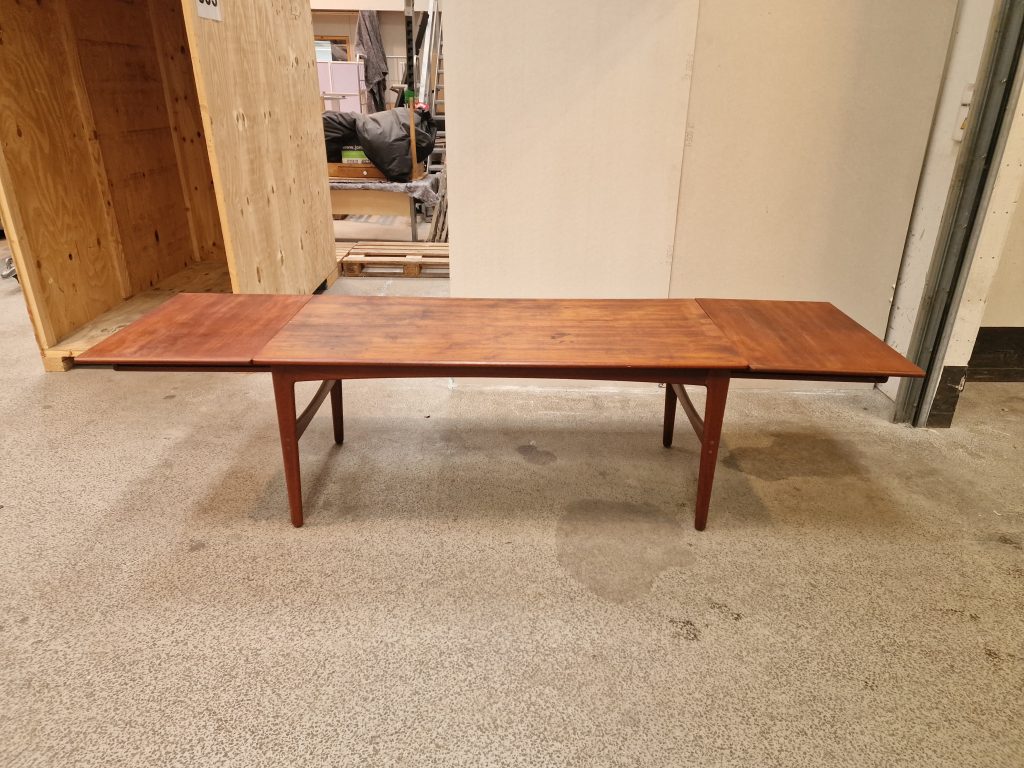Spisebord med skjulte tillægsplader, teak