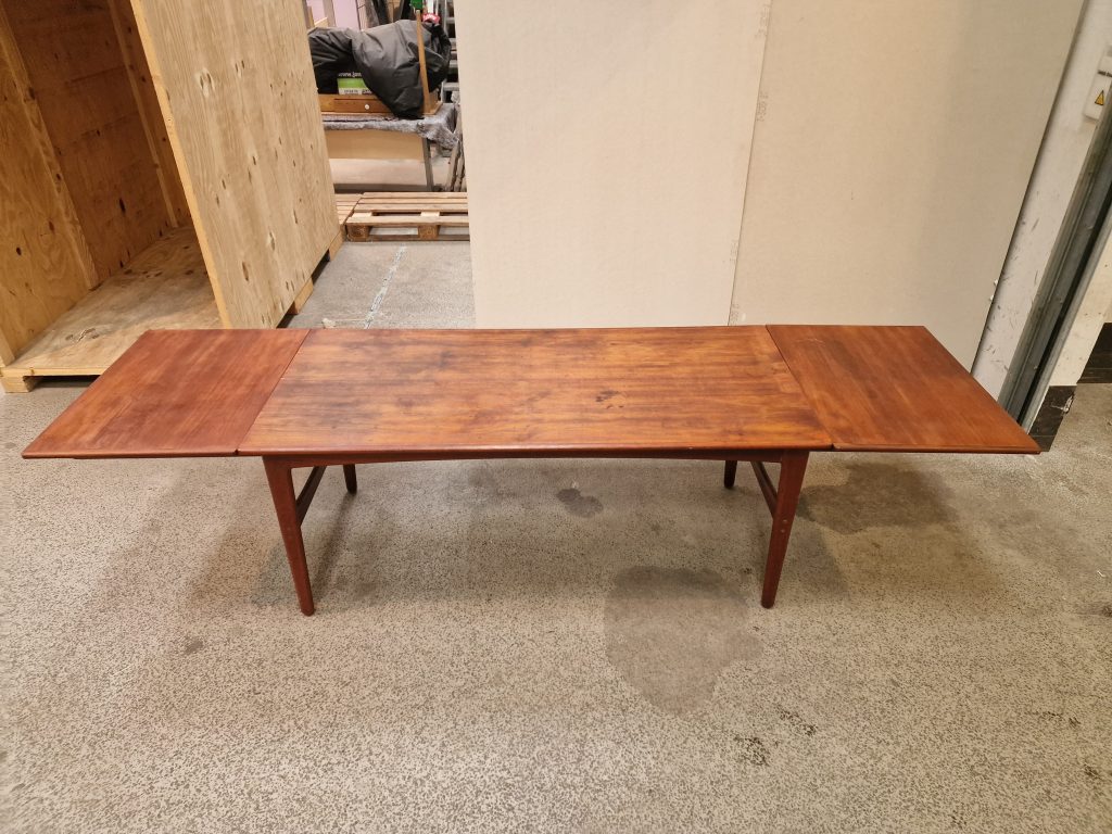 Spisebord med skjulte tillægsplader, teak