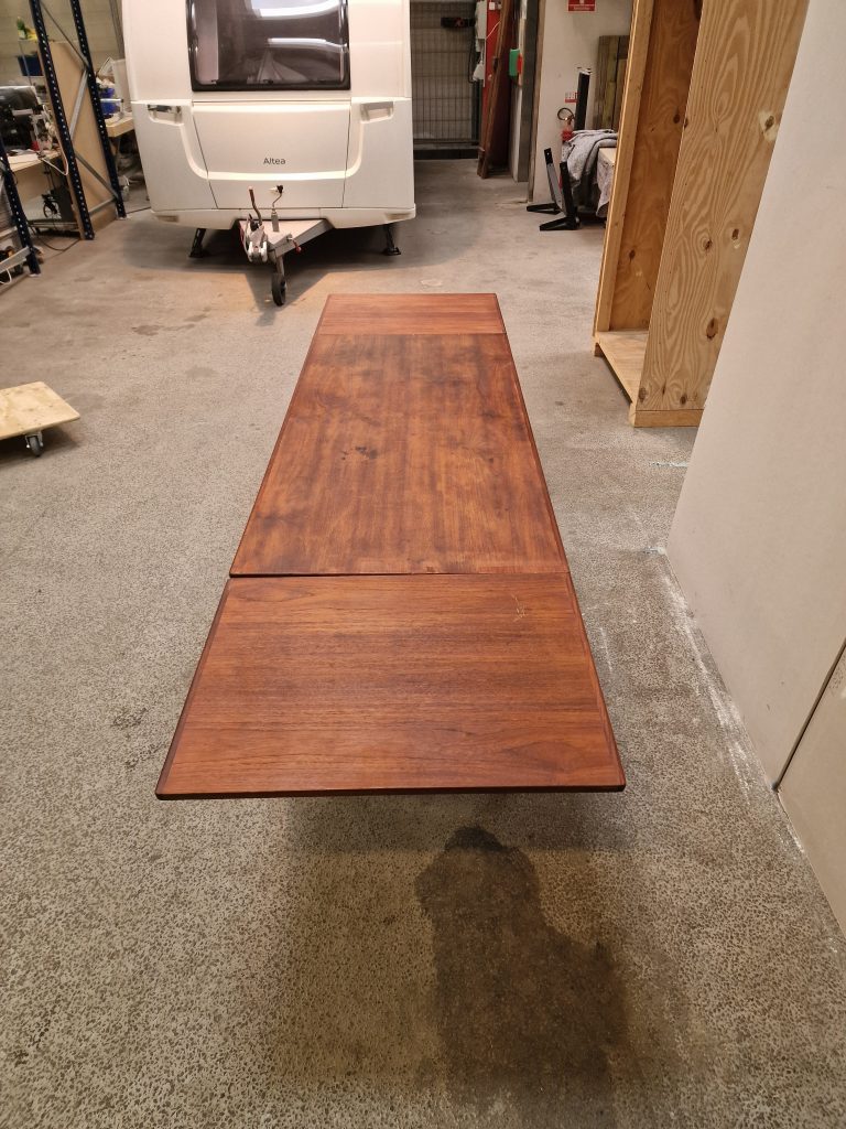 Spisebord med skjulte tillægsplader, teak