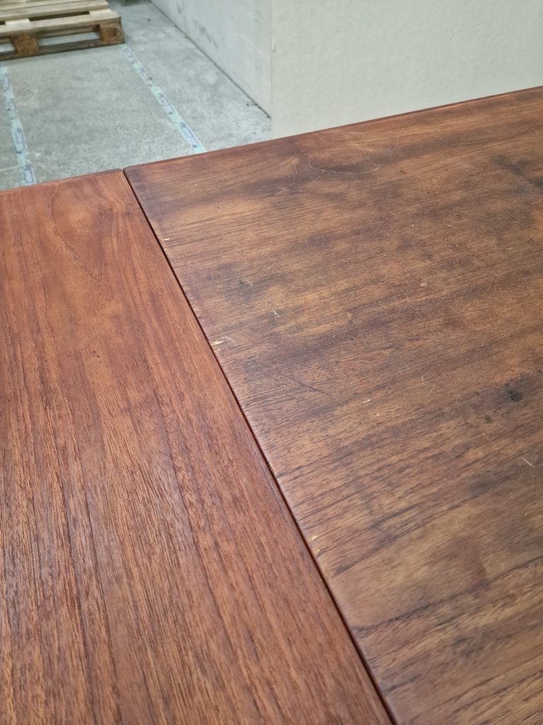 Spisebord med skjulte tillægsplader, teak