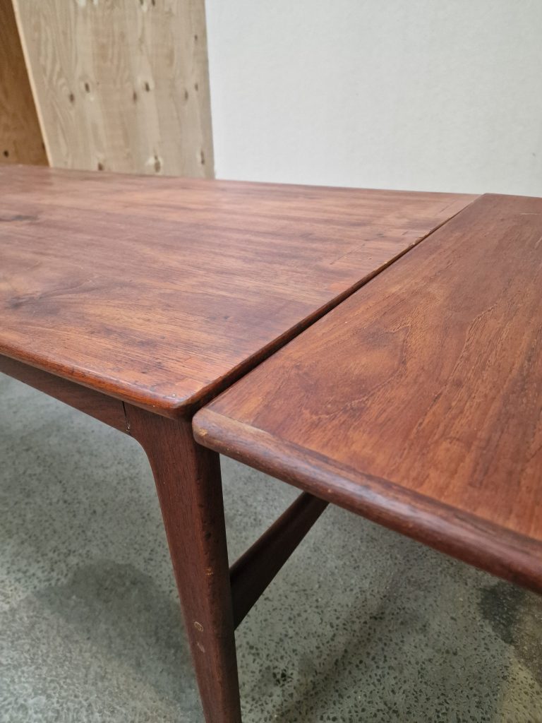 Spisebord med skjulte tillægsplader, teak