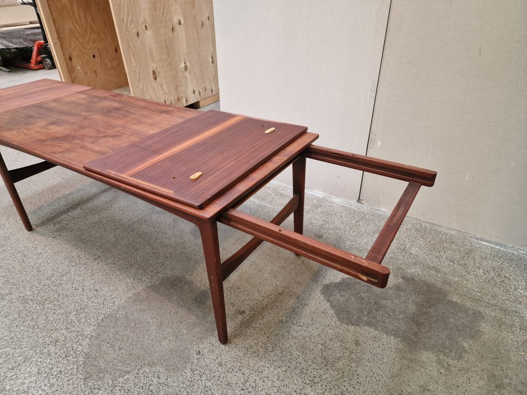 Spisebord med skjulte tillægsplader, teak