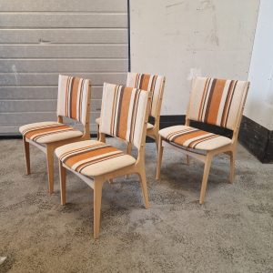 Fire spisestole i massiv egetræ, Johannes Andersen