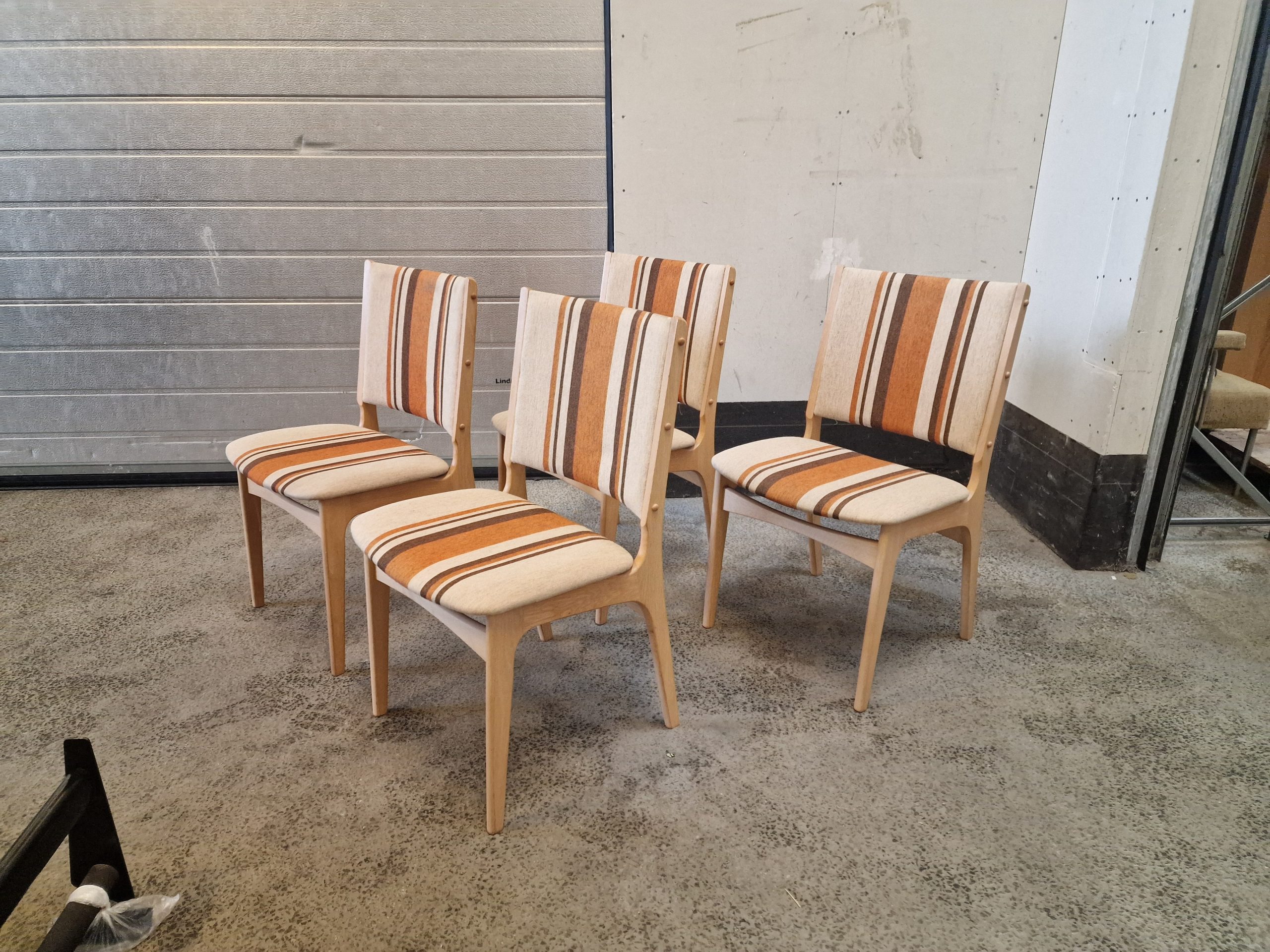 Fire spisestole i massiv egetræ, Johannes Andersen