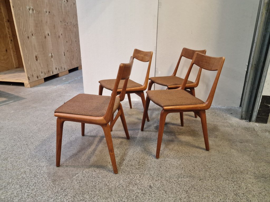 Fire spisestole i massiv teak, model 370 “Boomerang” Fra Slagelse møbelfabrik Design Alfred Christensen