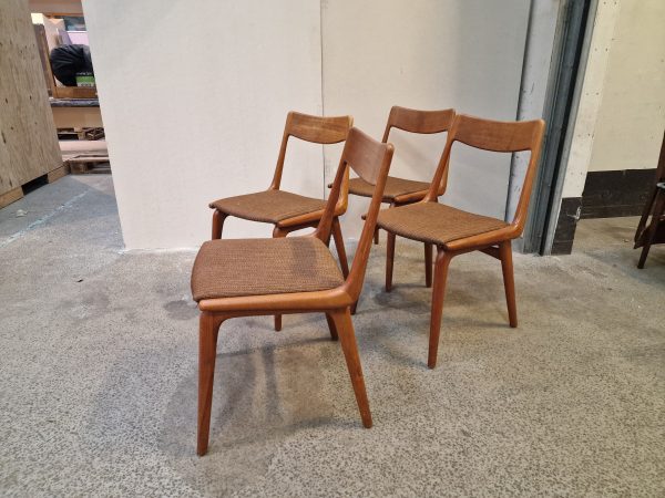 Fire spisestole i massiv teak, model 370 “Boomerang” Fra Slagelse møbelfabrik Design Alfred Christensen