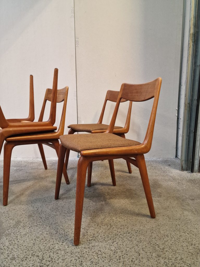 Fire spisestole i massiv teak, model 370 “Boomerang” Fra Slagelse møbelfabrik Design Alfred Christensen