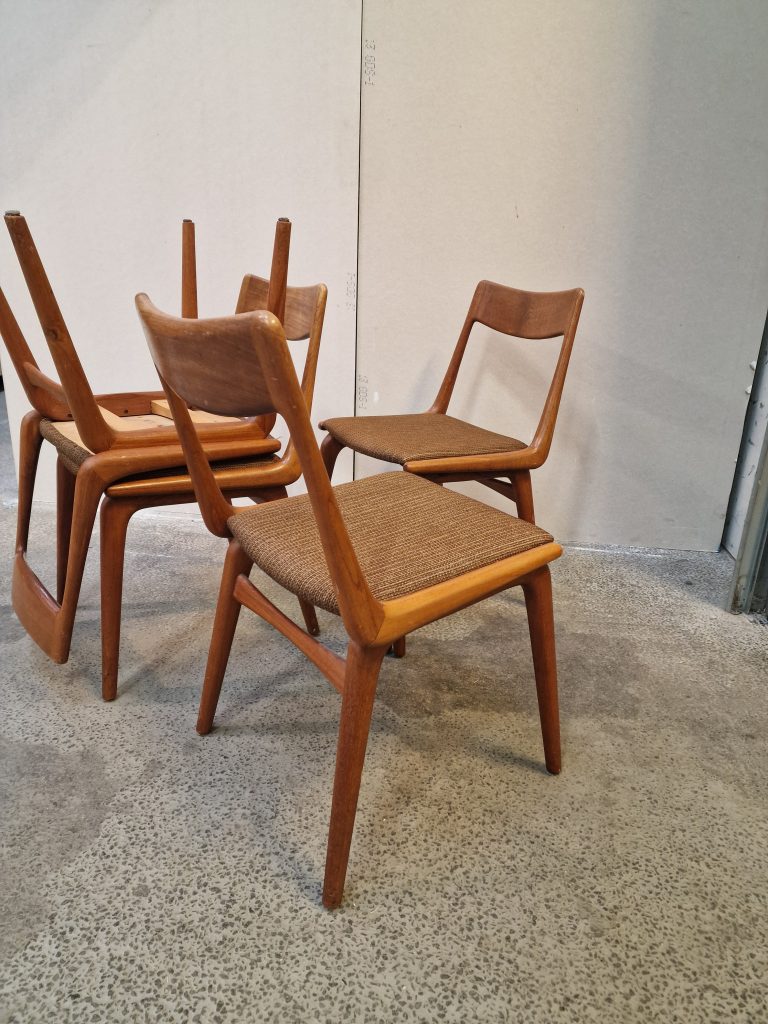 Fire spisestole i massiv teak, model 370 “Boomerang” Fra Slagelse møbelfabrik Design Alfred Christensen