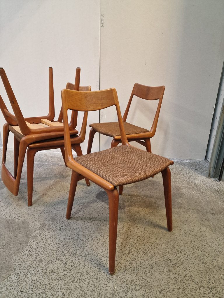 Fire spisestole i massiv teak, model 370 “Boomerang” Fra Slagelse møbelfabrik Design Alfred Christensen