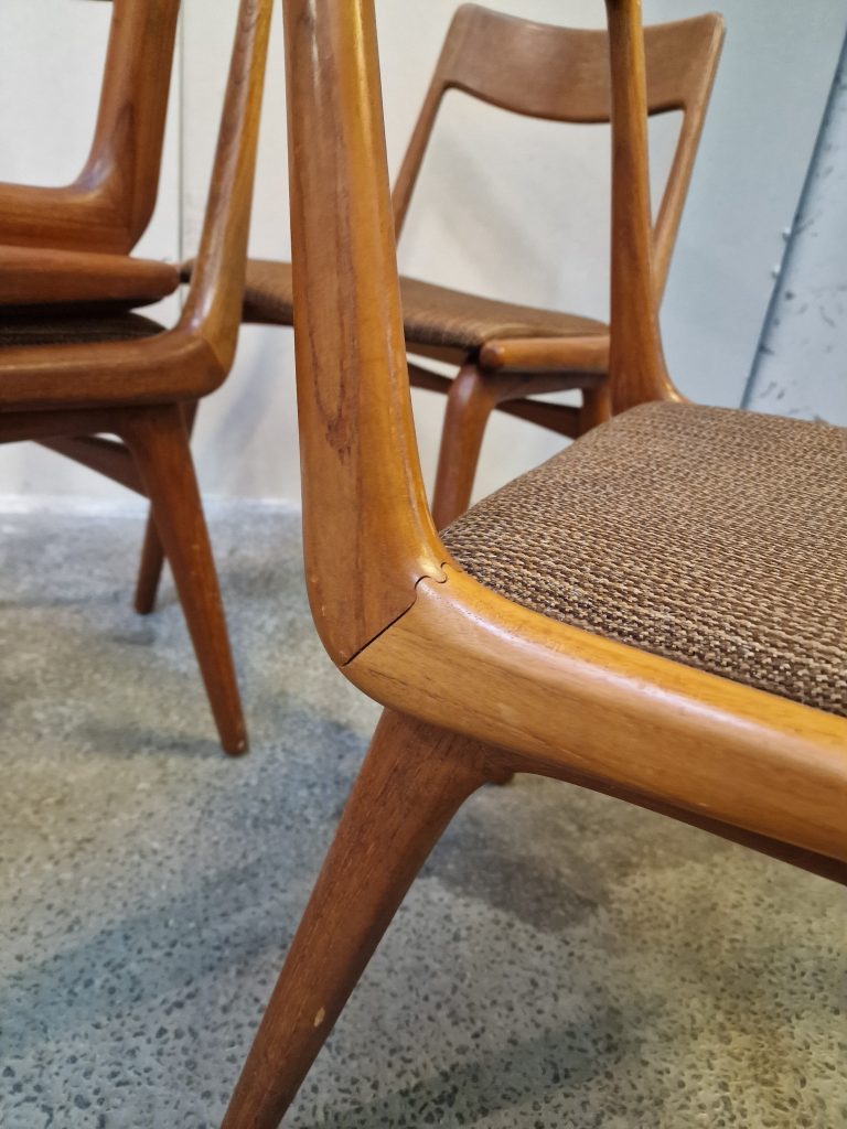 Fire spisestole i massiv teak, model 370 “Boomerang” Fra Slagelse møbelfabrik Design Alfred Christensen